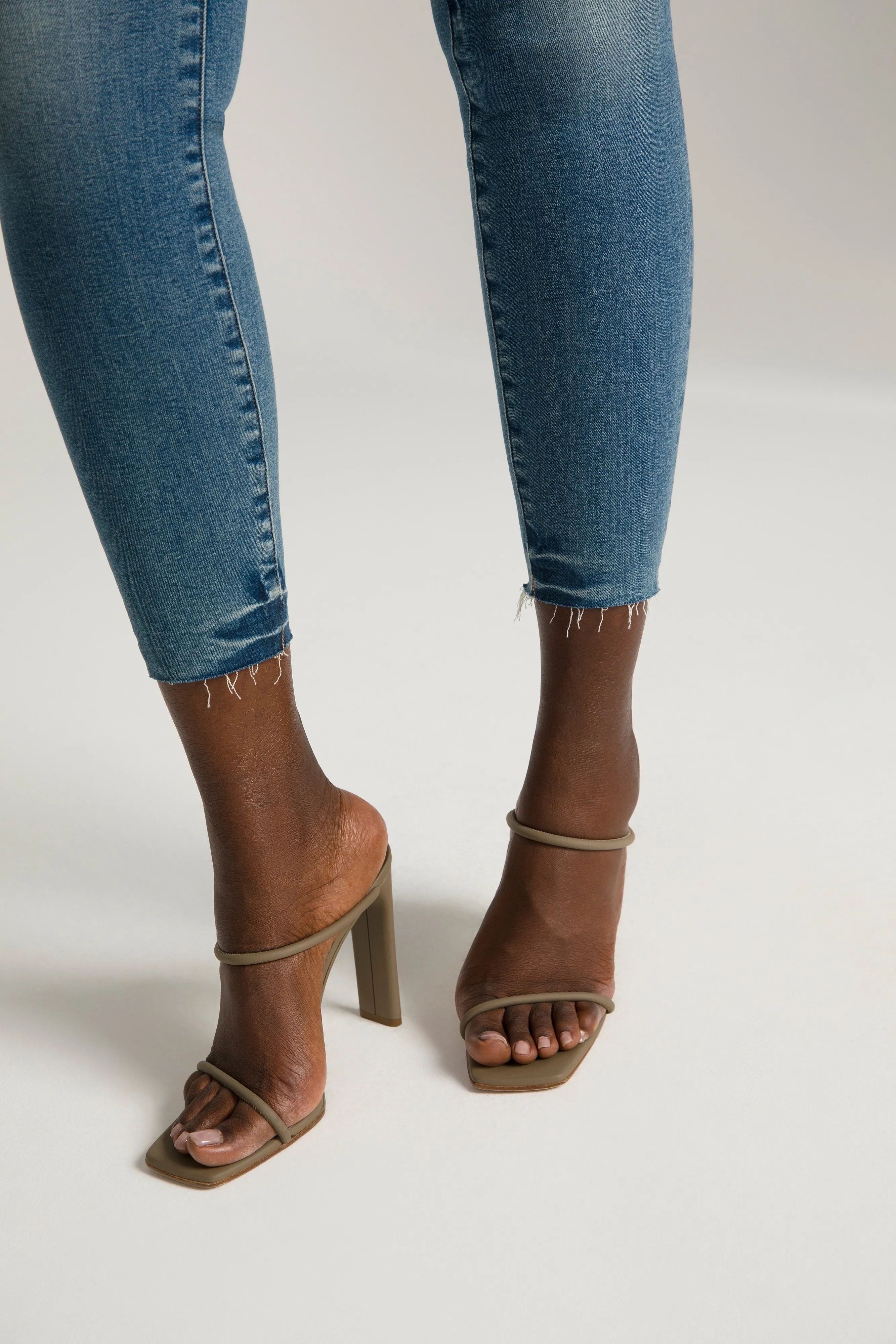 GOOD LEGS CROP RAW EDGE | BLUE473