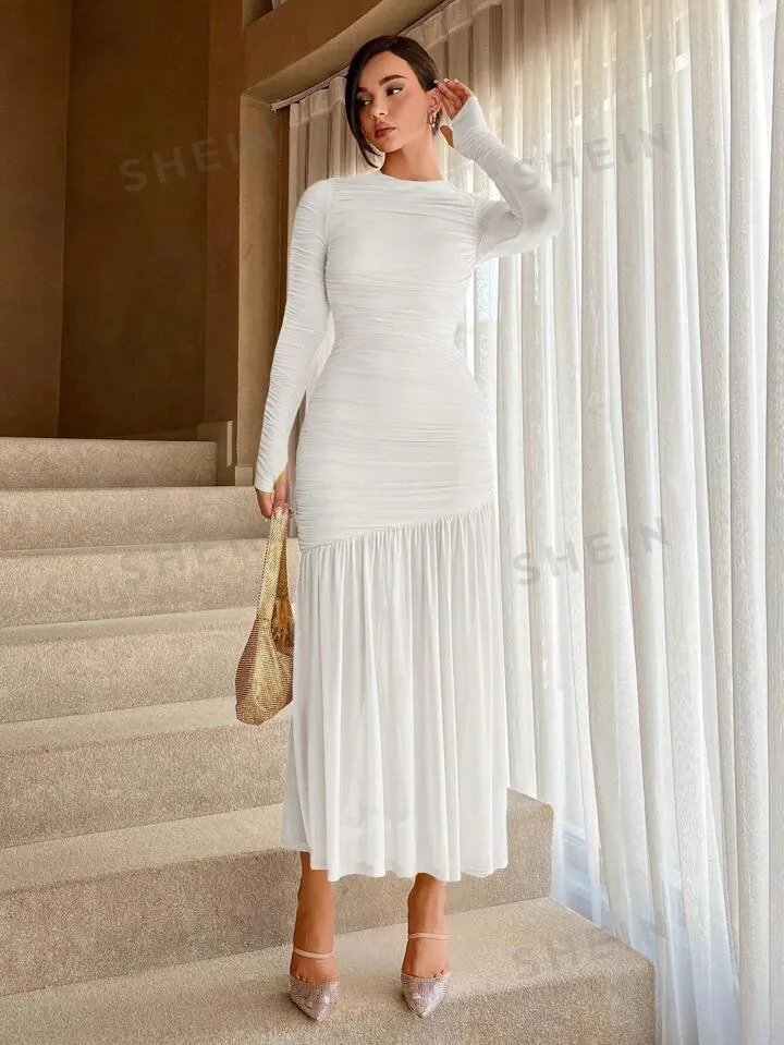 Round neck long sleeve pleated dress in white