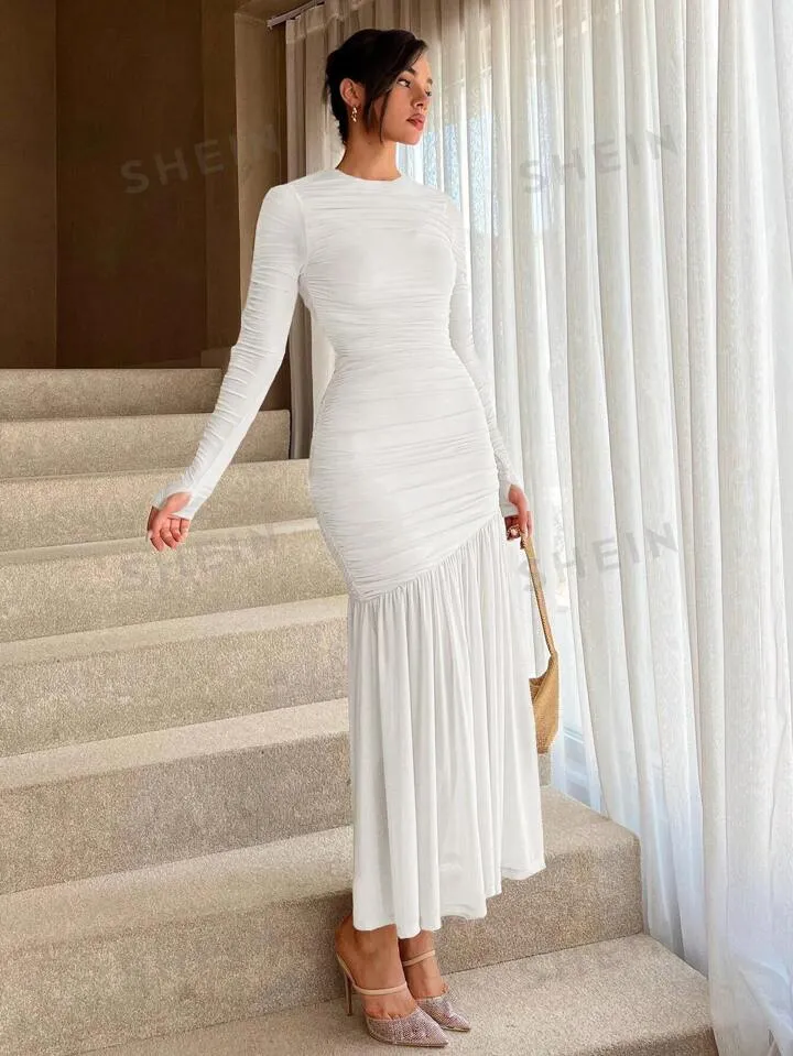 Round neck long sleeve pleated dress in white